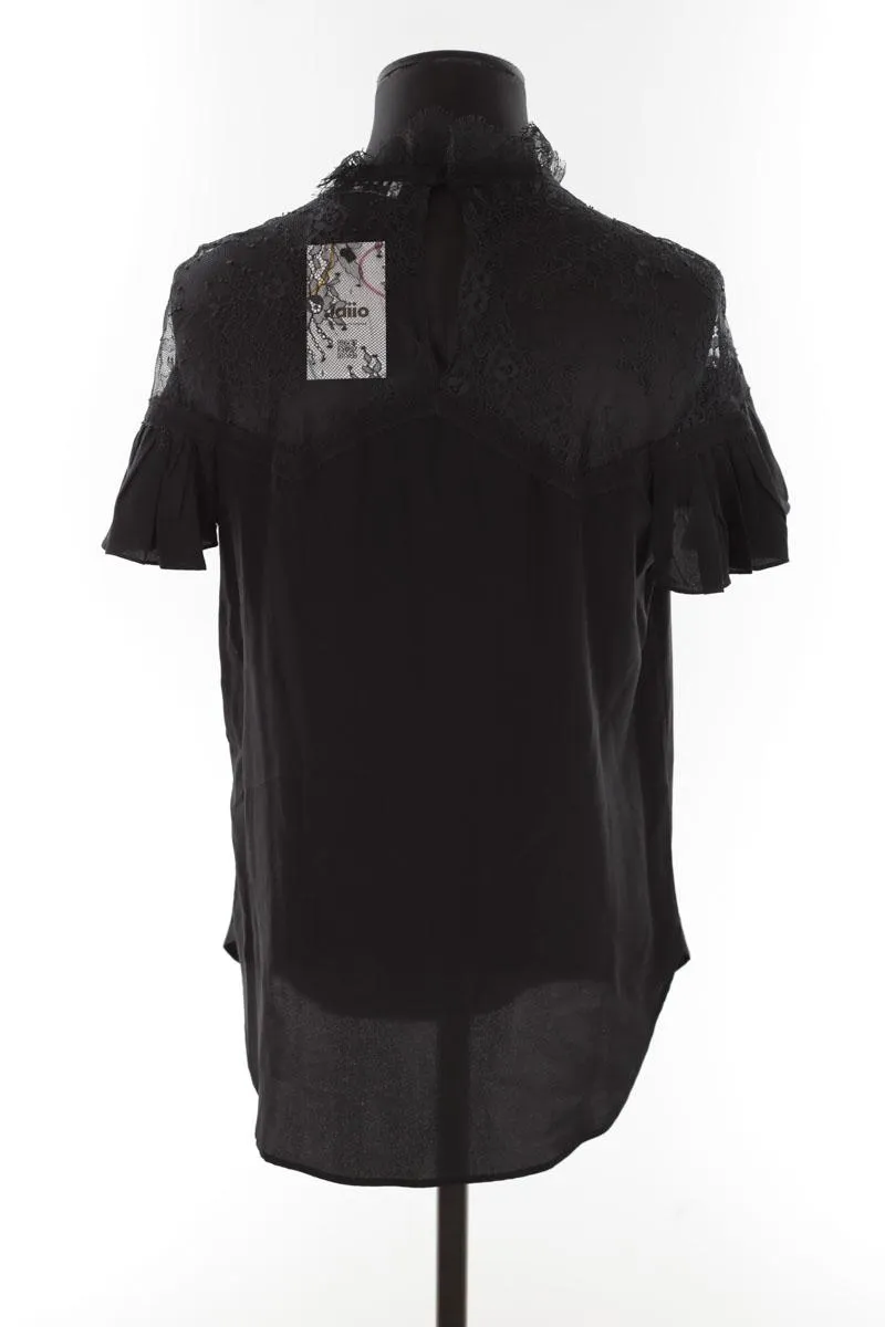 Blouse en dentelle Sandro noir. Matière principale dentelle. Taille 36.