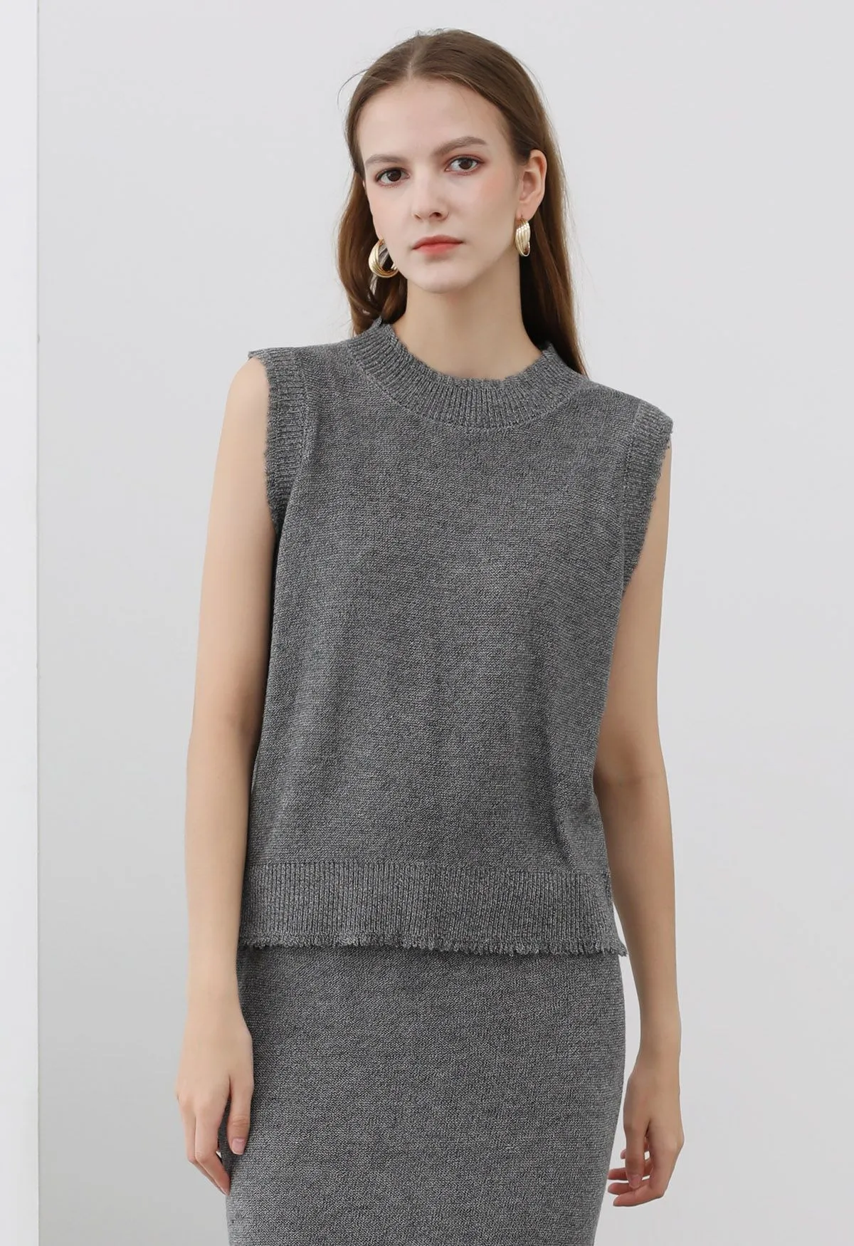 Haut en tricot sans manches à bords effilochés en gris