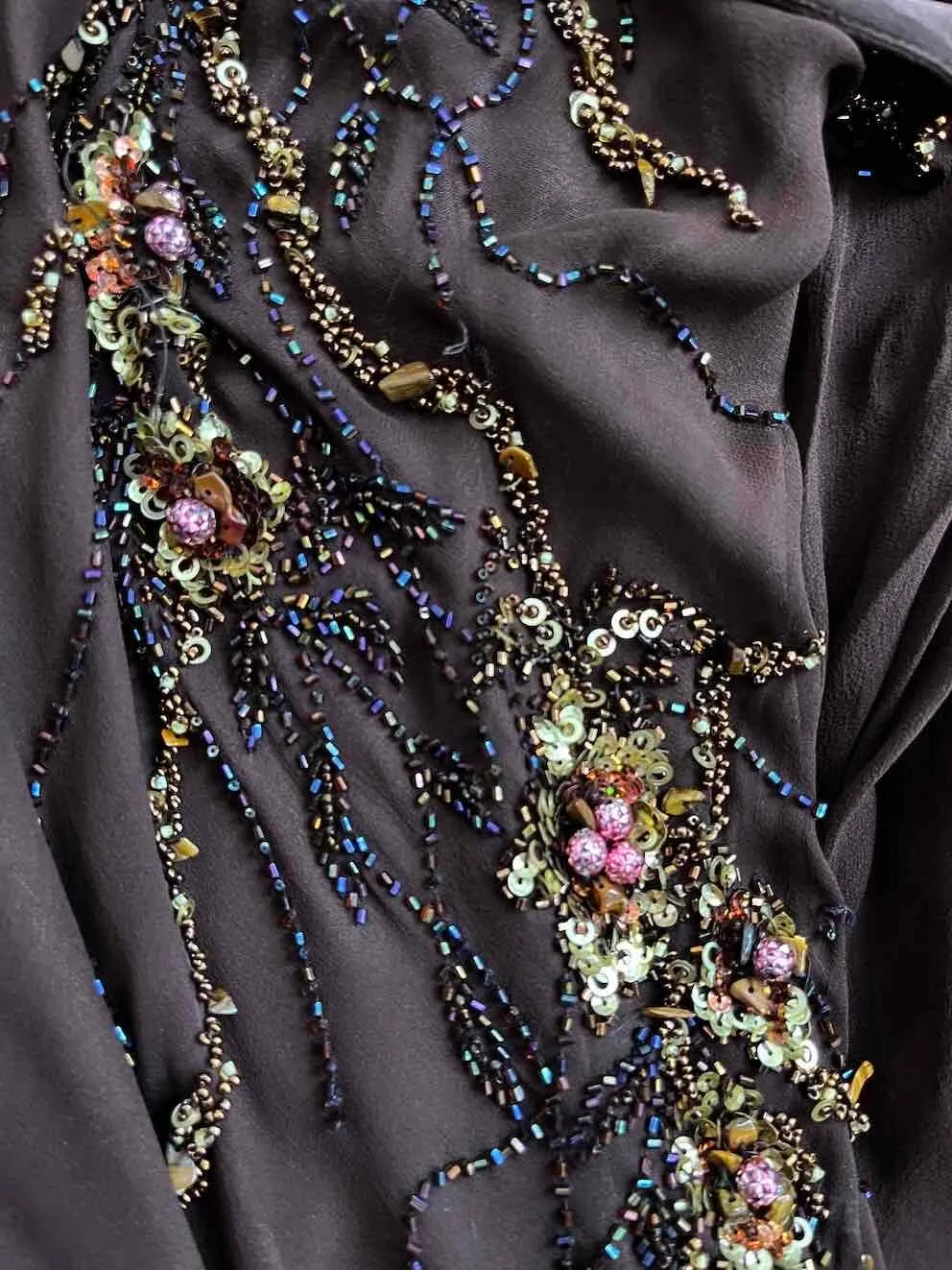 Robe brodée en soie
